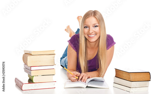 Kobieta z książkami uczy się i śmieje