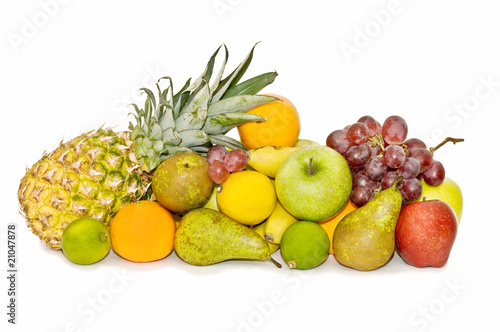 frutas variadas aisladas en fondo blanco