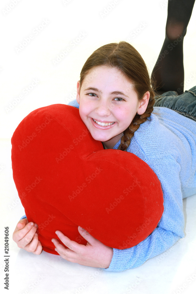 bambina con cuore rosso bambina con cuore rosso