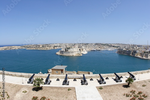 Fototapeta Naklejka Na Ścianę i Meble -  Grand harbour and cannons at Valletta, Malta