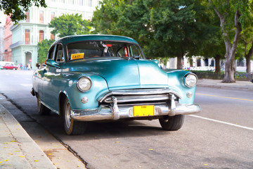 Plexiglas schilderij Cubaanse oldtimers Metallic groene oldtimer in Havana  © Aleksandar Todorovic