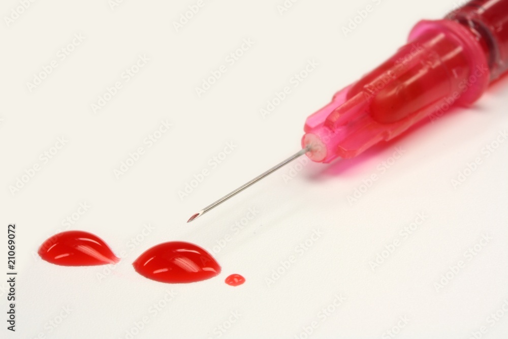 Spritze mit Blut Spritze mit Blut