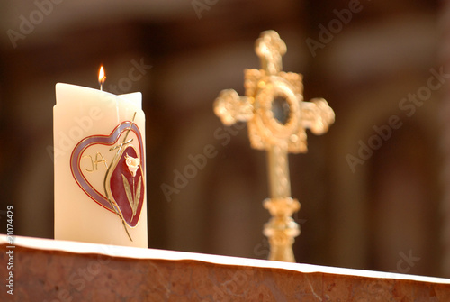 Die Hochzeitskerze mit dem Kreuz