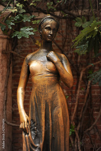 фотографія Juliet's staue by the house in Verona claiming to be Juliet's