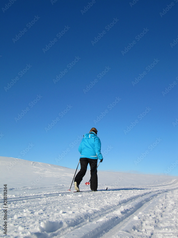 Wintertraum - Frau beim Langlaufen