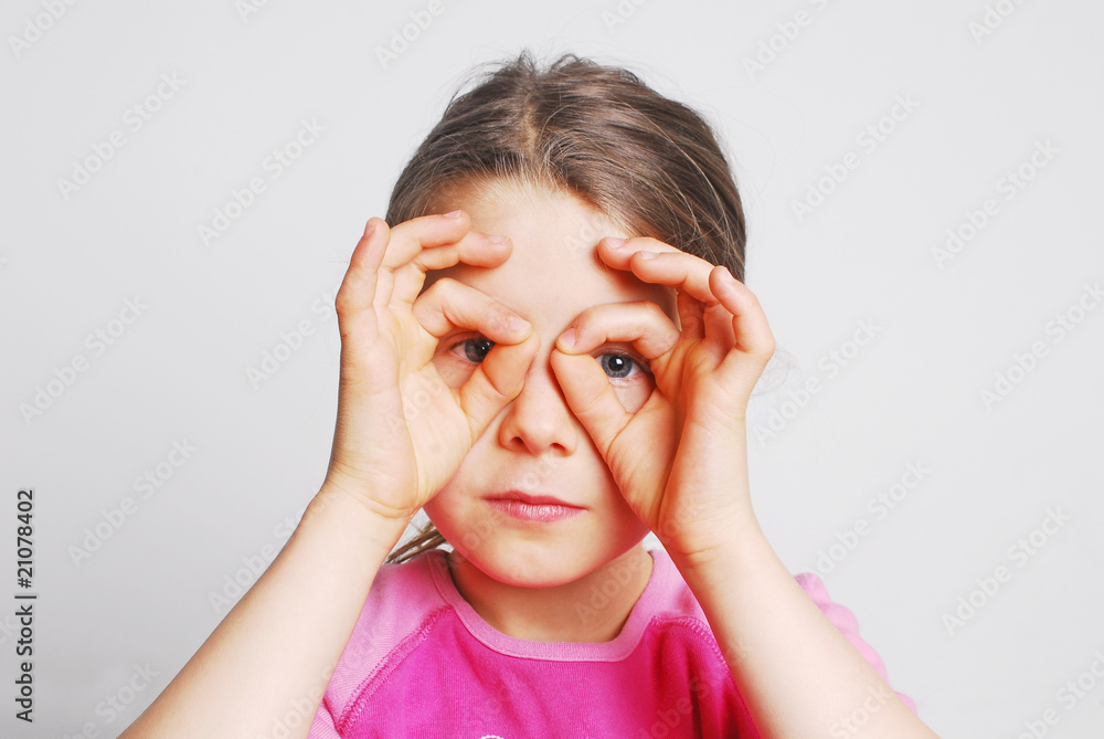 Mädchen macht Brille mit den Händen Mädchen macht Brille mit den Händen