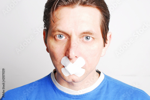 Mann mit Pflaster auf Mund photo