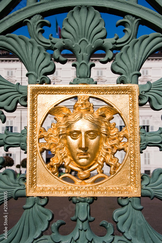 Maschera d'oro - cancello Palazzo Reale Torino