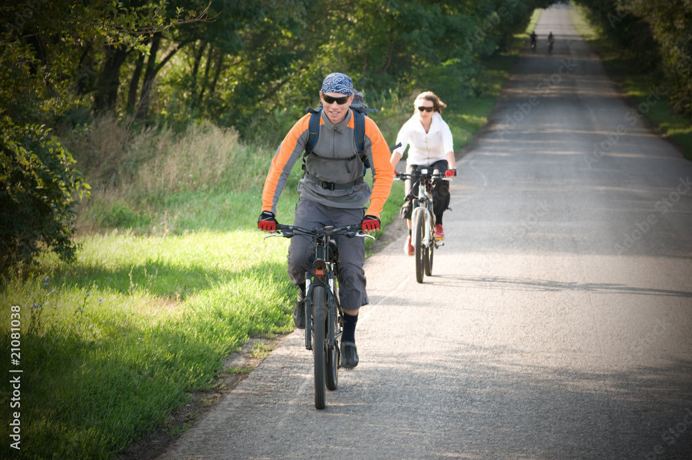 Obraz premium couple biking