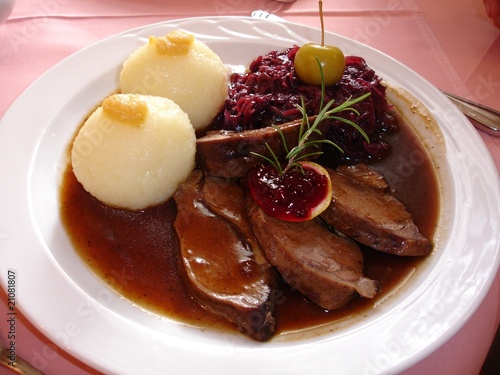 Thüringer Klöße mit Schweinebraten und Rotkohl photo