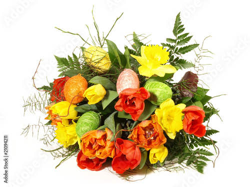 Osterblumen - Blumenstrauß mit Frühlingsblumen und Ostereiern Freigestellt
