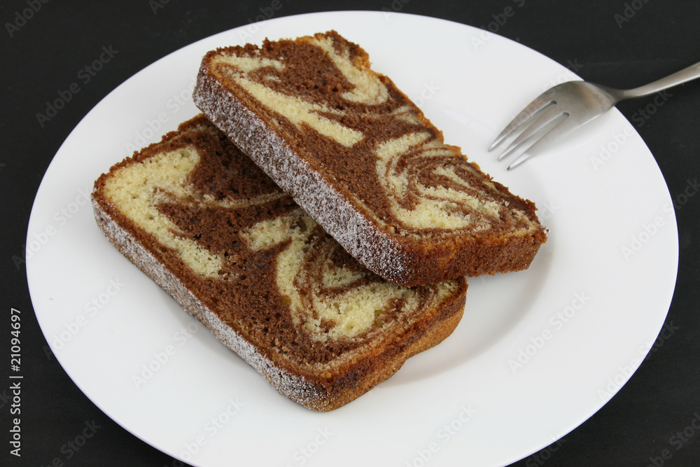 Zwei Schnitten Marmorkuchen Zwei Schnitten Marmorkuchen
