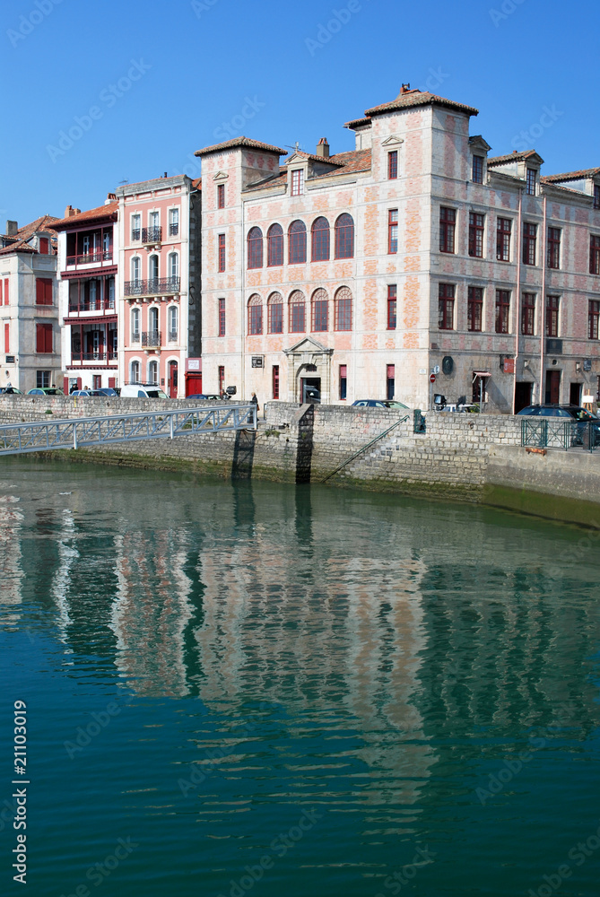 Maison basque dans le port de Saint Jean de Luz