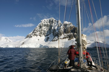 Fotobehang Zuidpoolgebied Zeilen langs Antarctische kust  © Achim Baqué