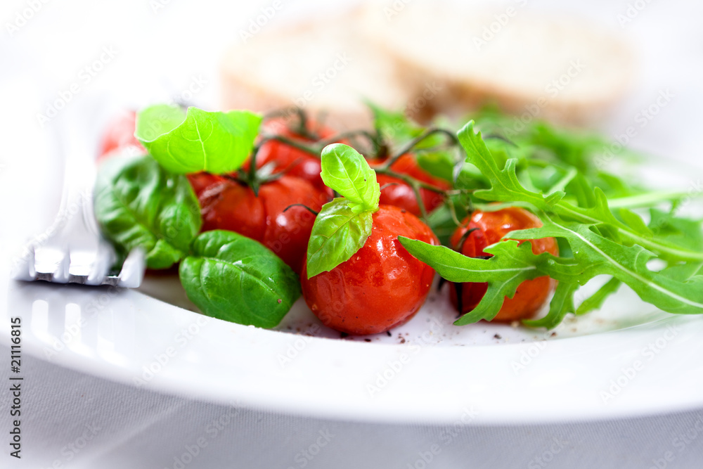 Baked tomatoes with arugula and basil