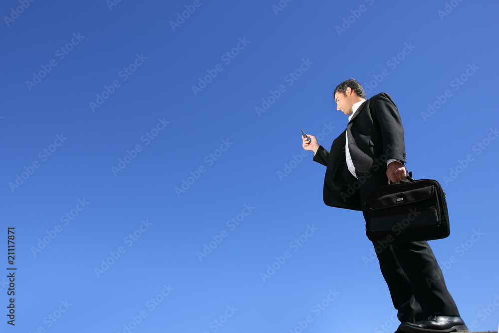 Homme en costume avec téléphone portable Homme en costume avec téléphone portable