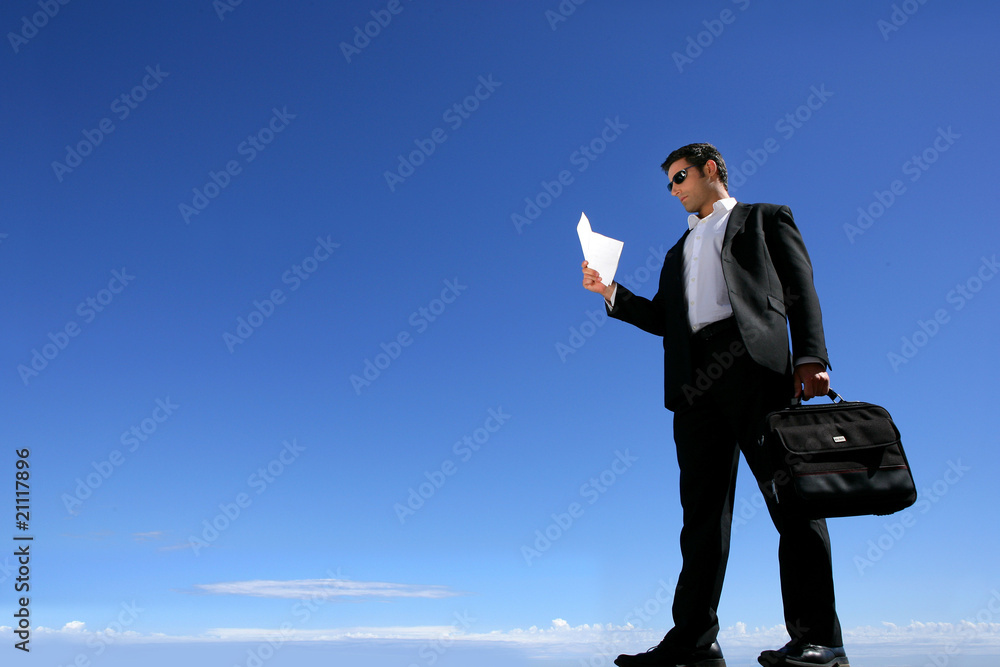 Homme d'affaire lisant un document Homme d'affaire lisant un document