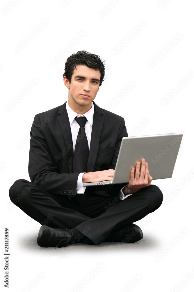 Homme d'affaire assis par terre devant ordinatuer portable Homme d'affaire assis par terre devant ordinatuer portable