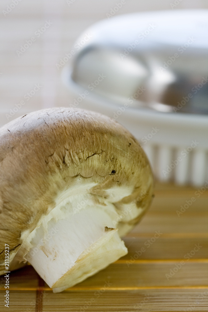 Champignon mit Bürste Stock-Foto | Adobe Stock