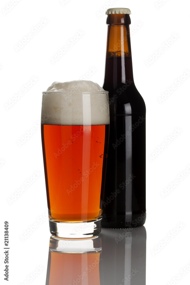 dunkles bier in glas und flasche Stock-Foto | Adobe Stock