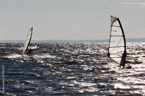 Windsurfers and kitsurfers go fast on waves