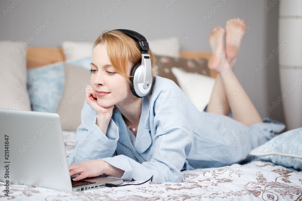junge frau hört im schlafzimmer musik junge frau hört im schlafzimmer musik