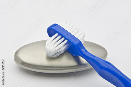 Brush cleaner dentures
