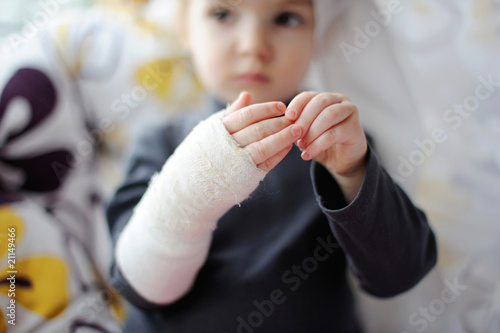 Εκτύπωση καμβά Little girl showing her bandaged hand