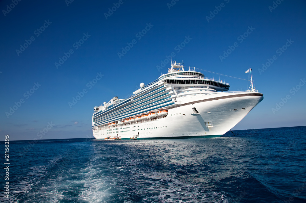 Cruise Ship in Caribbean Sea - obrazy, fototapety, plakaty 