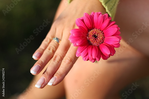 Kobieta, obrączka, różowy kwiat