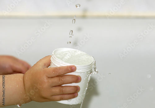 Baby fängt Wasser