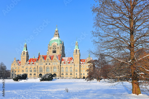Neues Rathaus in Hannover mit Maschpark im Winter