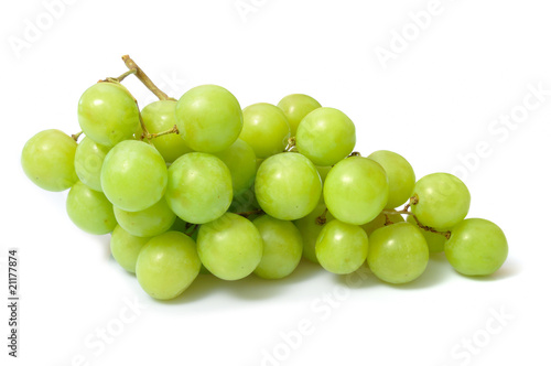 Grappe de raisin blanc sur fond blanc