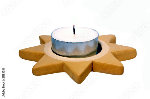 Teelicht in einem Weihnachts-Stern vor weißem Hintergrund.