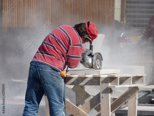 carreleur en pleine decoupe