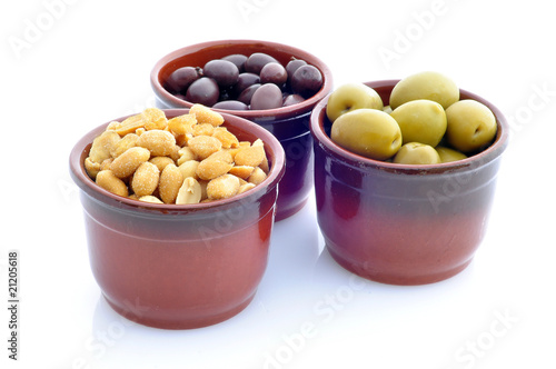 Valokuvatapetti olives and peanuts