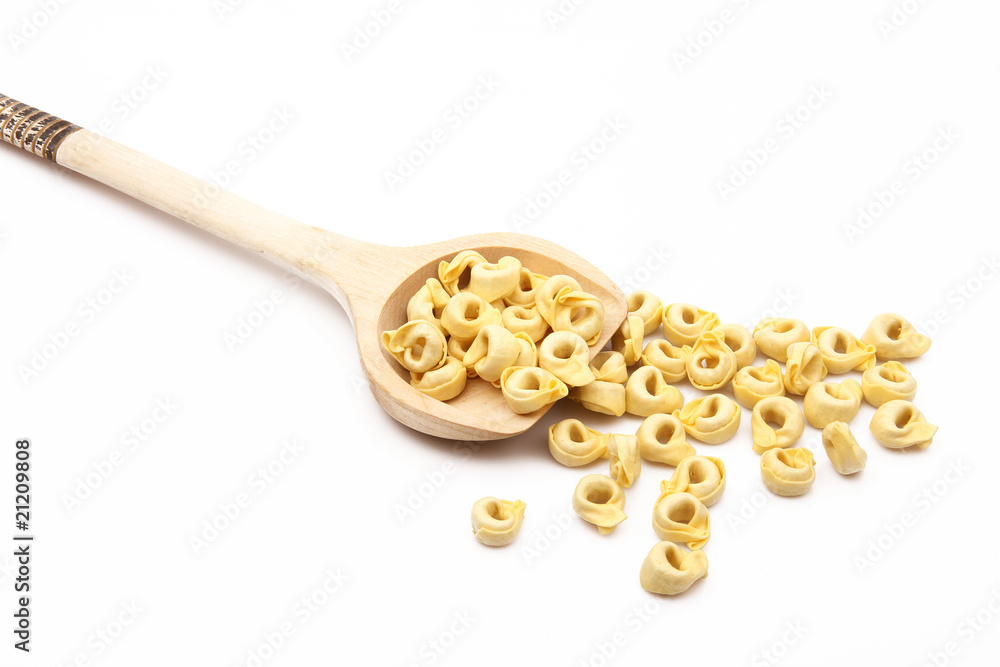tortellini su cucchiaio di legno tortellini su cucchiaio di legno