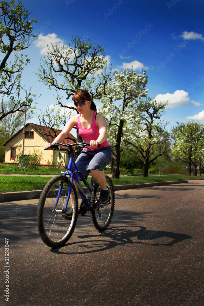 Obraz premium young lady driving a cycle