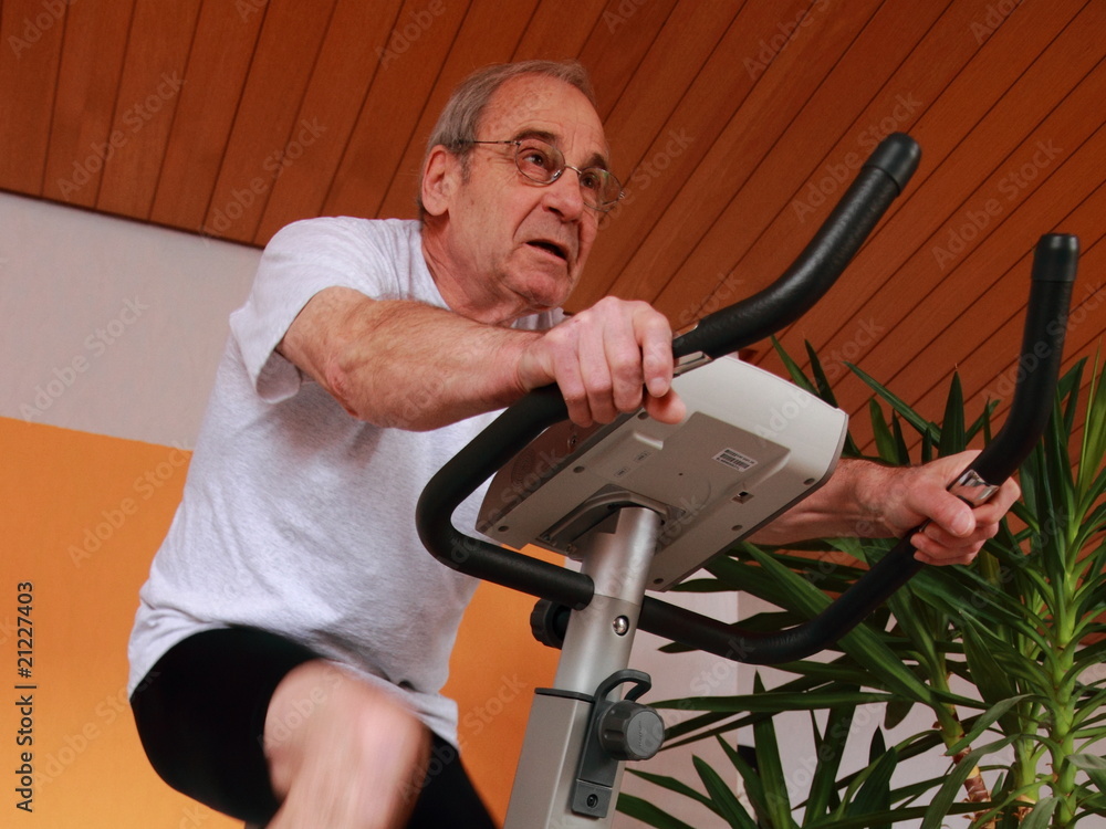 Fototapeta premium Senior auf dem Heimtrainer