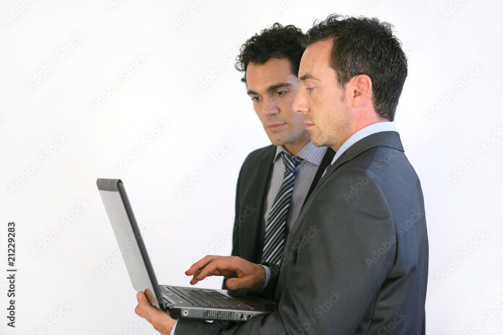 Porttrait de deux hommes d'affaire devant ordinateur portable