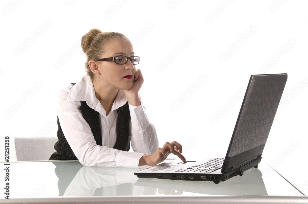 Junge Geschäftsfrau arbeitet am Laptop Junge Geschäftsfrau arbeitet am Laptop