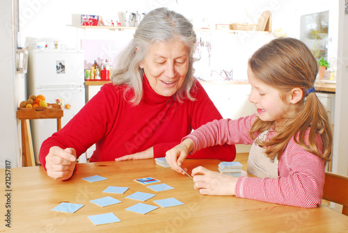 Oma und Enkelin spielen
