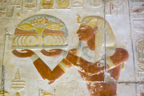 Seti presenting food offering