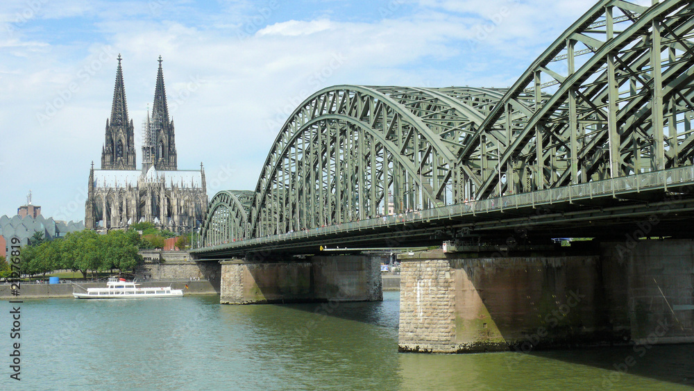 Kölner Dom mit Brücke