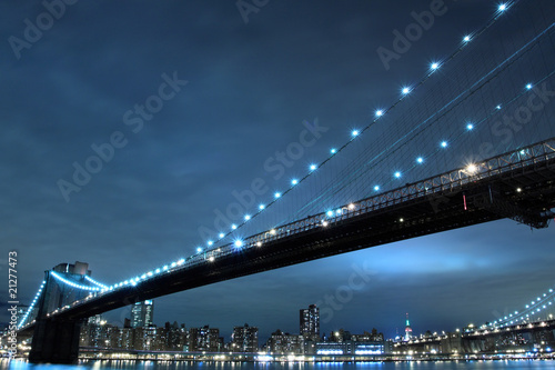 Fototapeta Naklejka Na Ścianę i Meble -  Brooklyn Bridge and Manhattan Skyline At Night