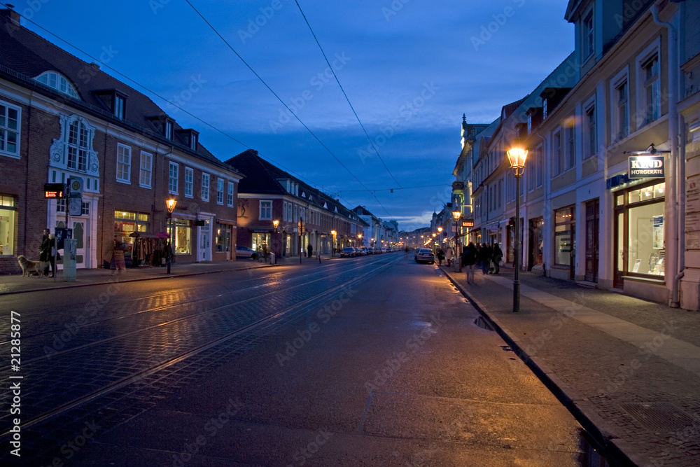 Nachtaufnahme der Friedrich-Ebert-Str. in Potsdam