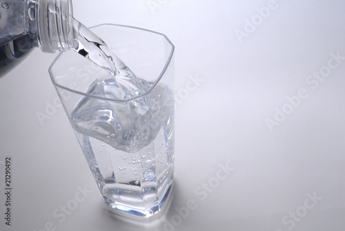 Canvas Print verre d'eau et bouteille