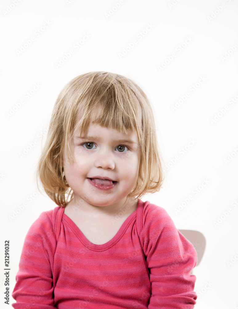 kleines Mädchen sitzt auf weißem Stuhl kleines Mädchen sitzt auf weißem Stuhl