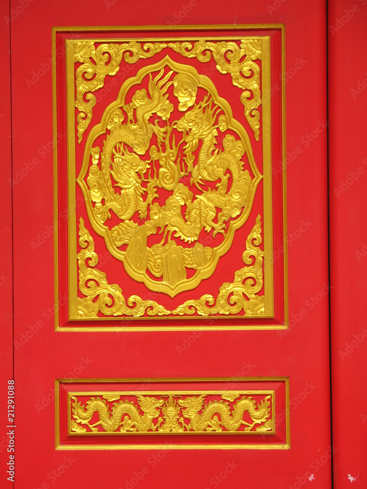 ornement chinois en or sur peinture rouge