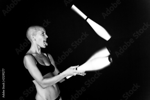 Fotografija Bald-headed girl juggles